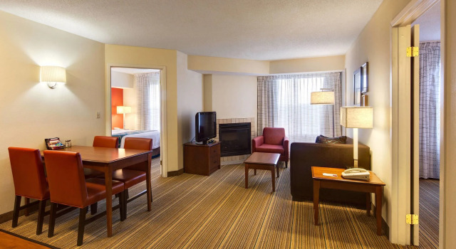 Residence Inn Marriott Whitby, Rezerwuj Hotel Hotele w Whitby z basenem, Basen