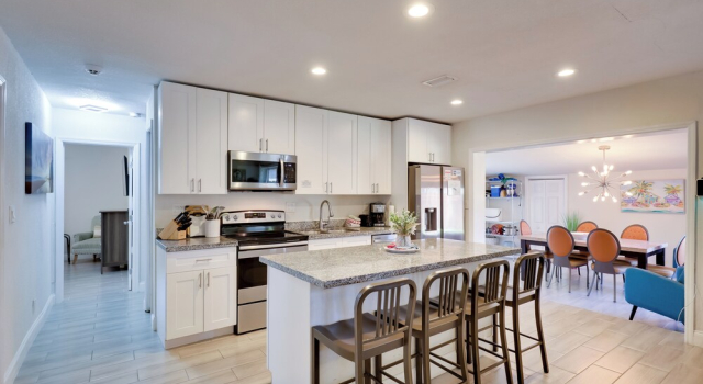 Pool & Patio! Gem 4 Mi to Fort Lauderdale Beach, Забронировать Дом для отпуска Отели Форт-Лодердейл с парковкой, Парковка