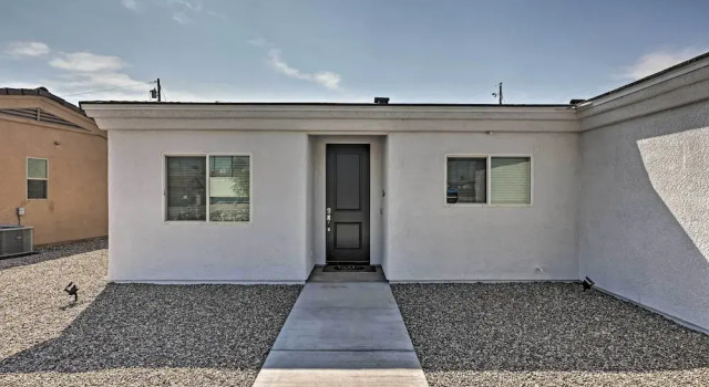 Lake Havasu City Home w/ Fire Pit ~ 2 Mi to Lake!, Забронировать Отель Лейк-Хавасу-Сити штат Аризона