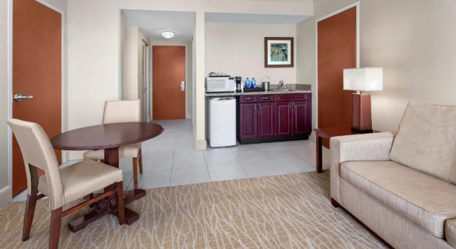 Двухместный люкс Deluxe с 2 комнатами DoubleTree by Hilton Sunrise - Sawgrass Mills