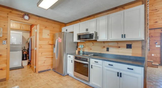 Коттедж Central Sevierville Cabin w/ Hot Tub & Views!