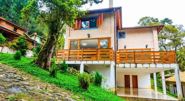 Linda e espaçosa casa em Monte Verde, Забронировать Отель Отели Монти-Верди с парковкой, рядом с Municipal Stadium Verner Grimberg Monte Verde, Парковка