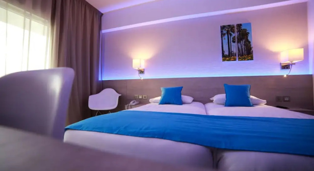 Standardní Třílůžkový pokoj s balkonem a a částečným výhledem na moře Les Palmiers Beach Hotel