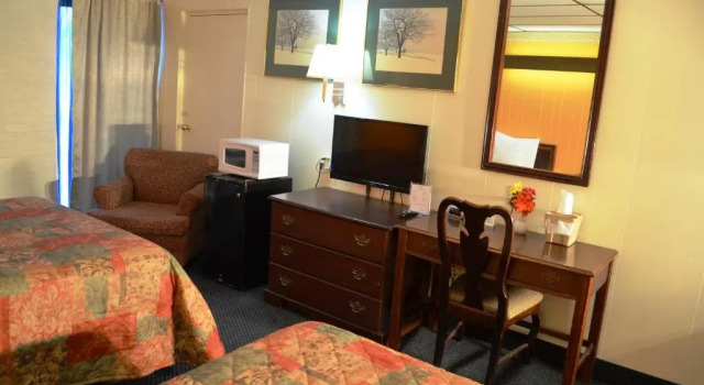 Четырёхместный номер Deluxe Economy Inn Bluefield