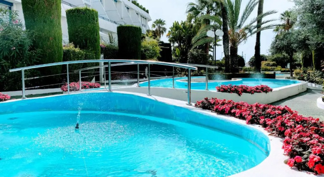 Marbella House by EaW Homes, Забронировать Отель Отели Марбелья с бассейном, рядом с Пляж Фонтанилла, Бассейн
