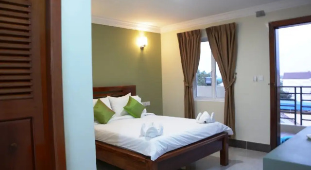 Двухместный номер Superior с балконом и с видом на город Neakru Guesthouse and Restaurant