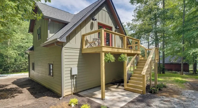 Апартаменты c 1 комнатой с балконом Dog-friendly Mills River Retreat Near Hiking!