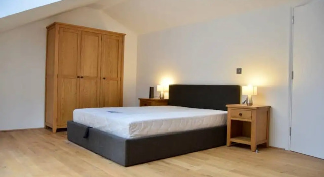 Bright 2 Bedroom Property With Easy Access to the City