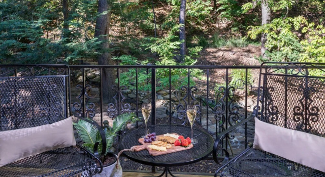 Номер Standard с балконом Arsenic and Old Lace Bed & Breakfast Inn
