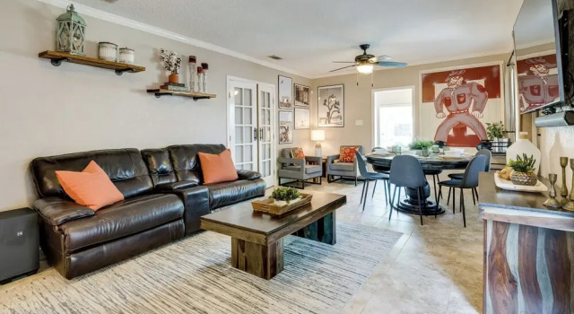 Коттедж Hot Tub + Outdoor Kitchen: Stylish Home in Bryan