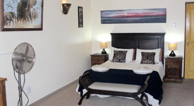 Двухместный номер Standard с видом на бассейн Cheetah Lodge Guest House