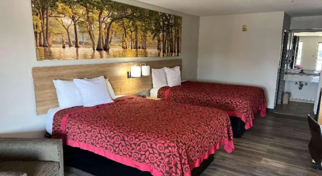 Шестиместный номер Standard Days Inn & Suites by Wyndham Opelousas