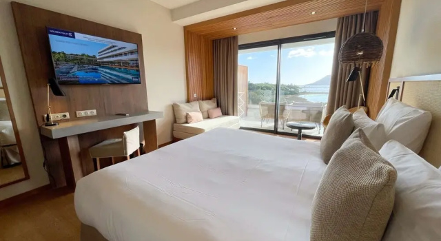 Двухместный номер Deluxe с балконом и с видом на море Golden Tulip Porto-Vecchio