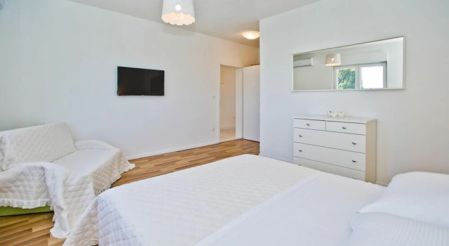 Nice Home in Bogomolje With Outdoor Swimming Pool, Wifi and 3 Bedrooms, Varaa Hotelli Bogomolje Hvarin saari