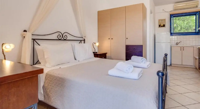 Anemousa Studios, Book Hotel Otzias Kea