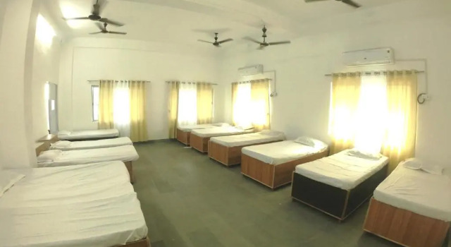 Кровать в общем номере (женский номер) Hotel Buddha Park near Sarnath, Varanasi