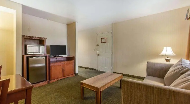 Номер Standard с балконом Econo Lodge Inn & Suites Riverside - Corona