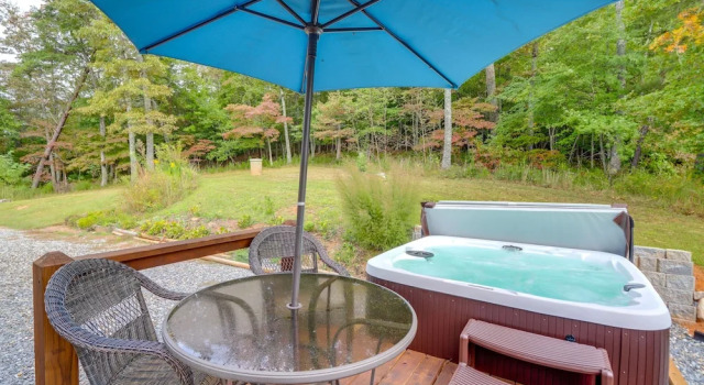 The Sunrise Cottage w/ Hot Tub, 3 Mi to Downtown, Rezerwuj Dom wakacyjny Blue Ridge Georgia