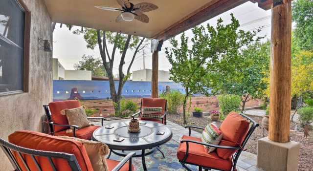 Shared Backyard & Hot Tub: Restful Mesa Retreat!, Забронировать Дом для отпуска Меса Phoenix Metropolitan Area, рядом с Государственный колледж Месы