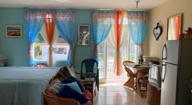 Beautiful 1-bed Beach Side Studio in Montego Bay, Забронировать Апартаменты/квартира Отели Монтего-Бэй с парковкой, Парковка