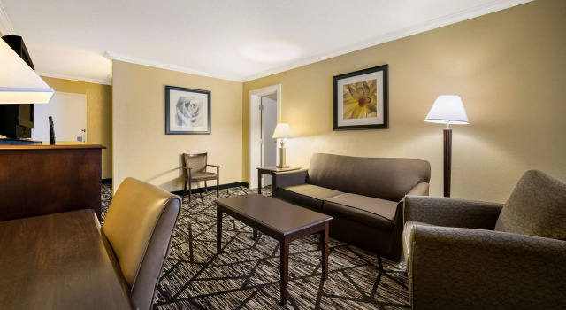 Четырёхместный люкс Quality Inn & Suites Syracuse Fairgrounds