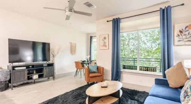 Riverwalk View Luxe Condo Views Pool & Free Parking, Забронировать Отель Отели Сан-Антонио 3 звезды, рядом с Квартал исторических искусств Ла Вильита, 3*