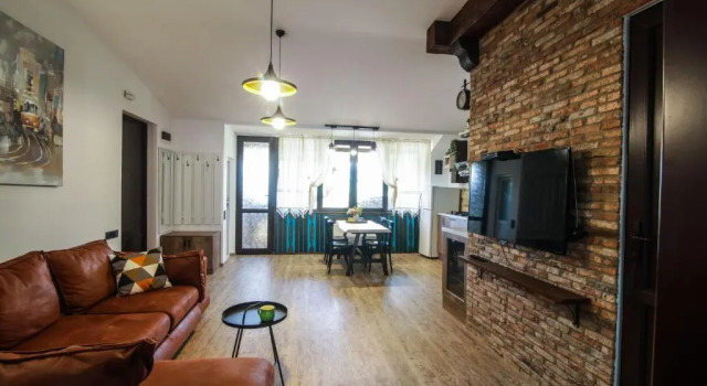 Апартаменты A lovely 2-bedroom apartment in central Tbilisi