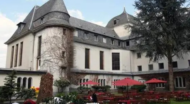Кровать в общем номере Schlosshotel Domäne Walberberg