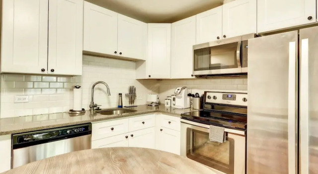 New Charming Denver Apt 2BD Sleeps 6 Great Location!, Забронировать Отель Денвер Колорадо, рядом с The Denver Central Market