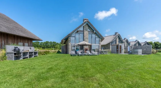 Вилла Modern 6-person Villa With Private Hot Tub - Near Beach & Nature