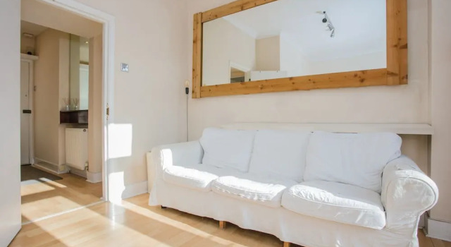 1 Bedroom Flat In Wimbledon With Garden