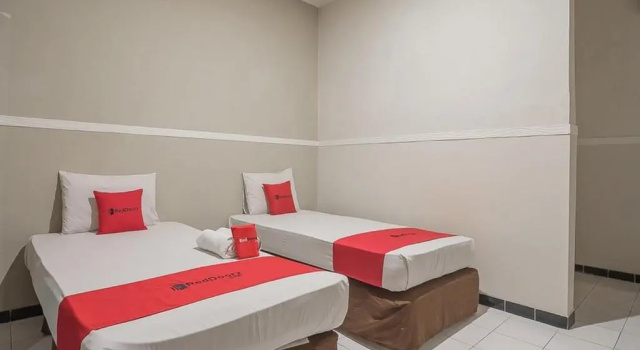 Standard Twin room RedDoorz near Alun Alun Subang
