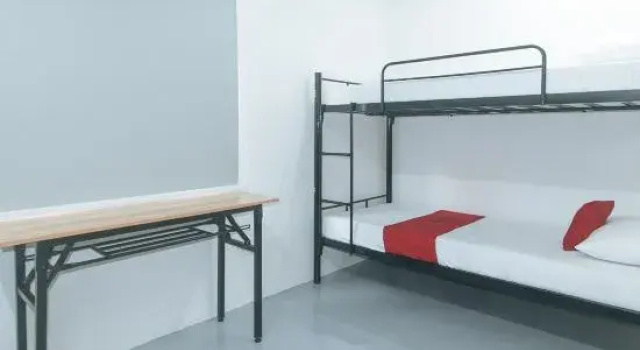 Кровать в общем номере RedDoorz at Qhouzz near PUP