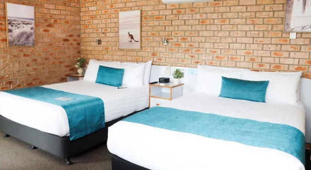 Четырёхместный номер Deluxe с балконом Kennedy Drive Boutique Motel & Nursery- Close To City Centre & Airport