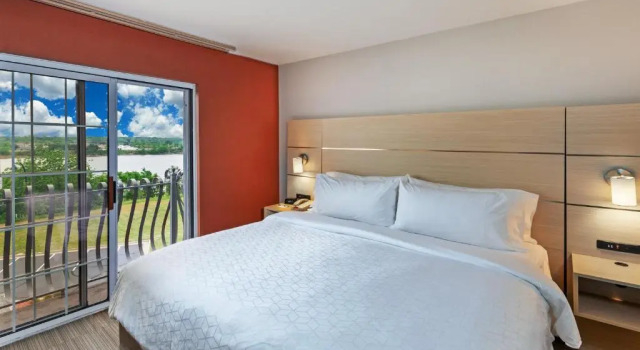 Люкс с красивым видом из окна Holiday Inn Express Hotel and Suites Jenks by IHG