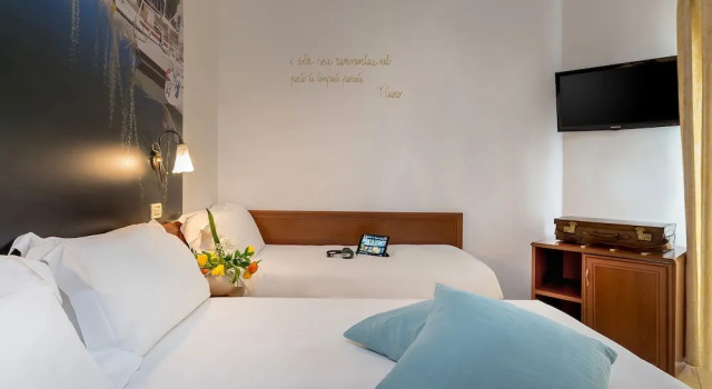 Трёхместный номер с балконом Отель Sovrana Hotel & SPA