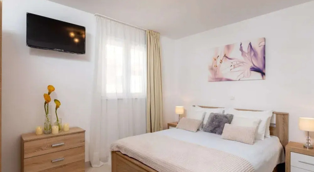 Apartments Blazevic - Two Bed/apt With Hot Tub, Забронировать Апартаменты/квартира Отели Сребрено с парковкой, Парковка