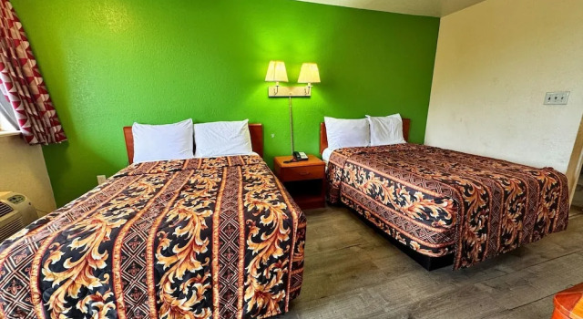 Одноместный номер Economy с 2 комнатами с балконом Cloverleaf Motel Richmond Near Turnpike