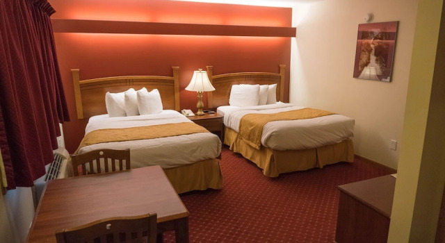 Четырёхместный номер Classic Shepherd Mountain Inn & Suites