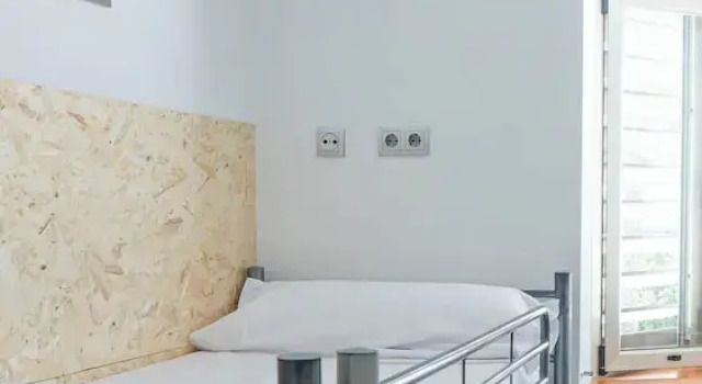 Кровать в общем номере Albergue Las Salinas
