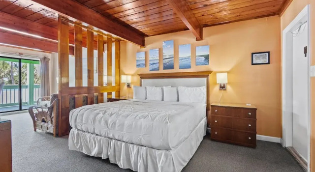 Двухместный люкс с балконом и с красивым видом из окна Oceanfront Inn II