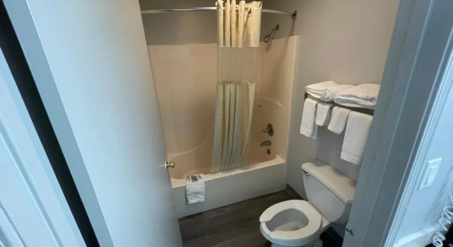 Четырёхместный номер Standard Embassy Inn - Hohenwald