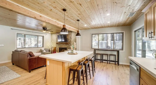 Коттедж Deck & Fire Pit: Modern Munds Park Retreat!