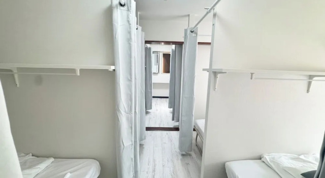 Кровать в общем номере Osaka Guesthouse Sakura