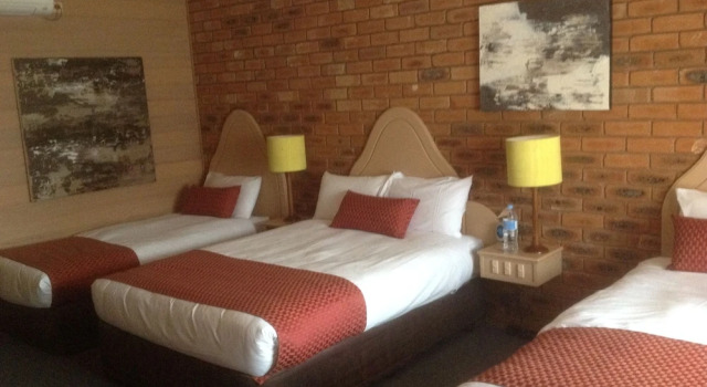 Standard quadruple chambre sous-sol Quality Inn Colonial