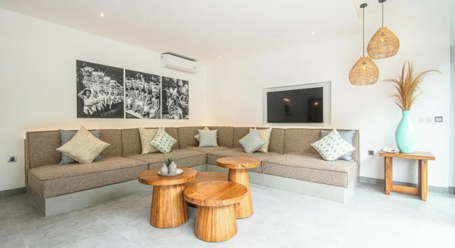 Elegant 6BR Canggu Villa Steps From the Ocean, Book Villa Sommerhuse i Badung, Hytte