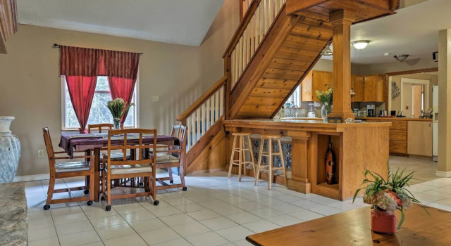 Dripping Springs Home w/ Deck, Near Wedding Venue, Забронировать Дом для отпуска Коттеджи Дрипинг-Спрингса, Коттедж