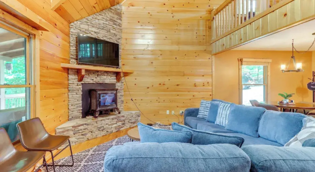 Deck & Private Hot Tub: Cabin in Ellijay!, Buchen Sie Hotel Ellijay 