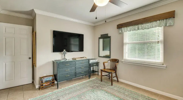 Коттедж с 3 комнатами Lovely Bryan Home w/ Deck - 4 Mi to Kyle Field!