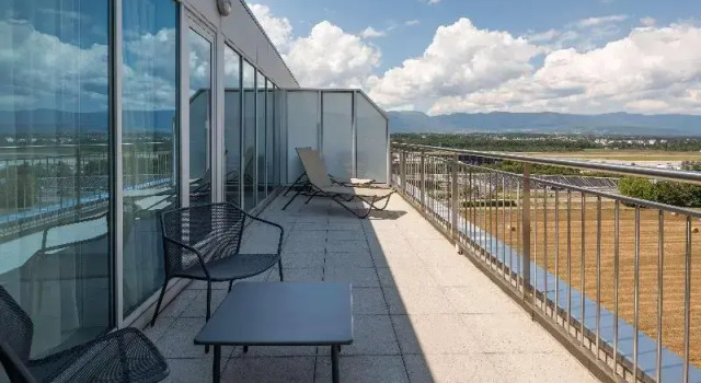 Полулюкс Deluxe Hilton Geneva Hotel and Conference Centre